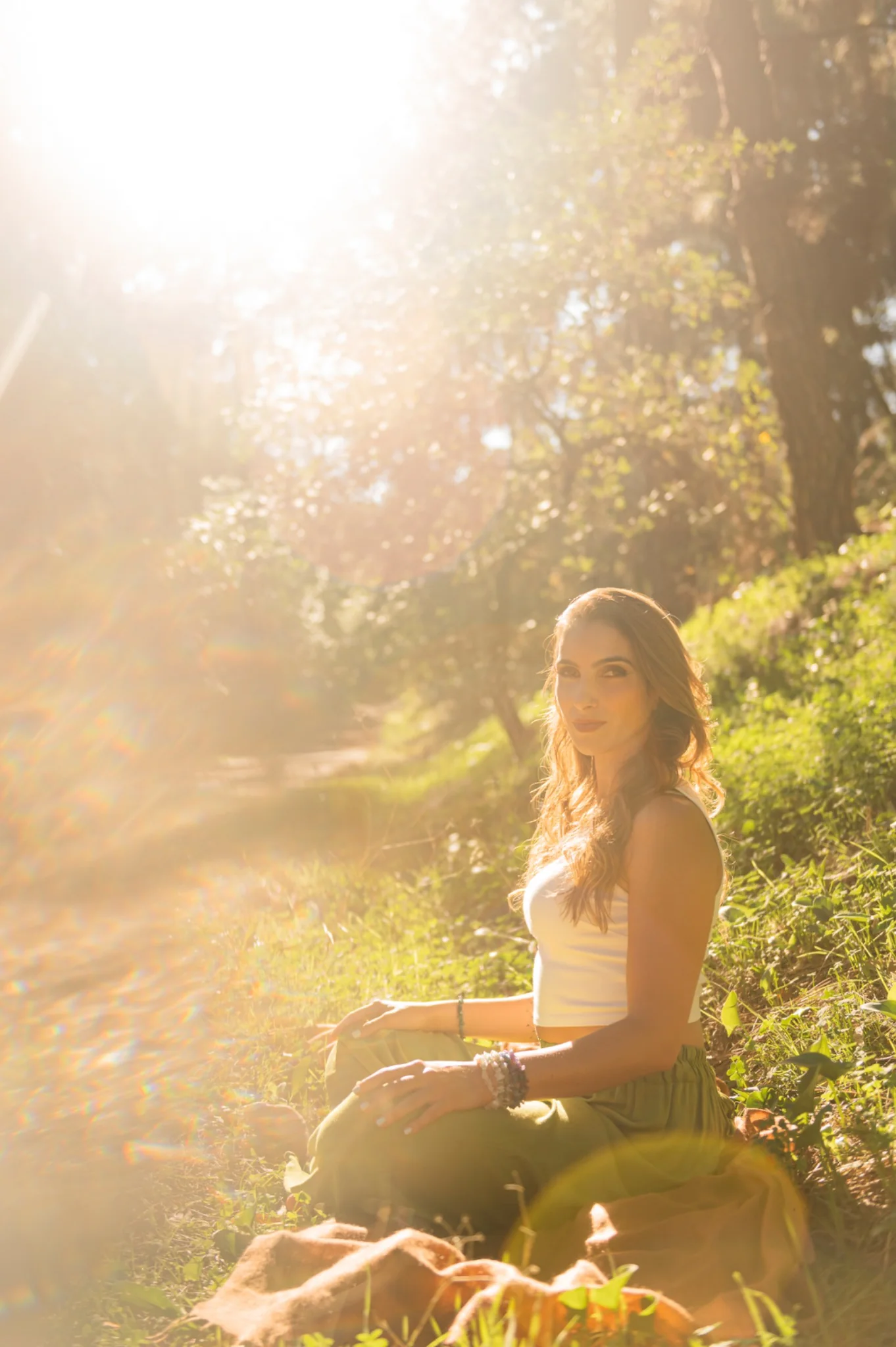 Isa Valente em prática meditativa na natureza